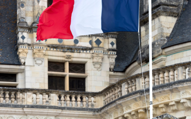 Zastava Francije na zgodovinski stavbi 1.7.2024